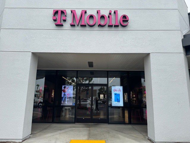Exterior photo of T-Mobile Store at Knott & Katella, Cypress, CA
