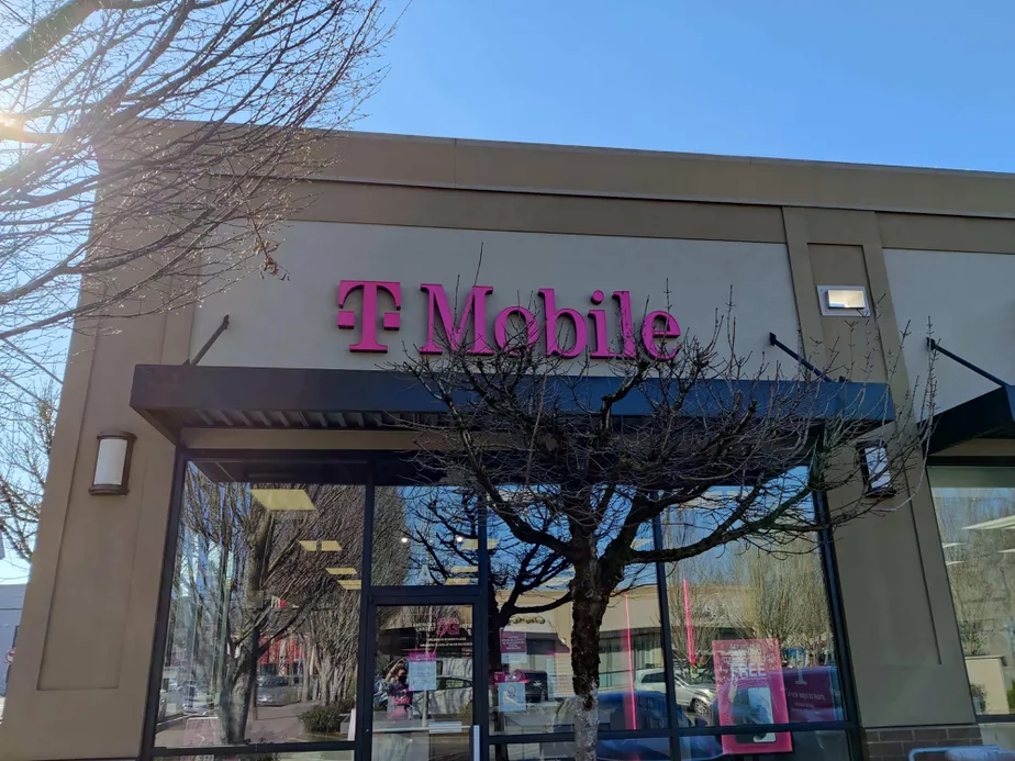 Foto del exterior de la tienda T-Mobile en 40th Ave & Ne Cesar E Chavez Blvd, Portland, OR