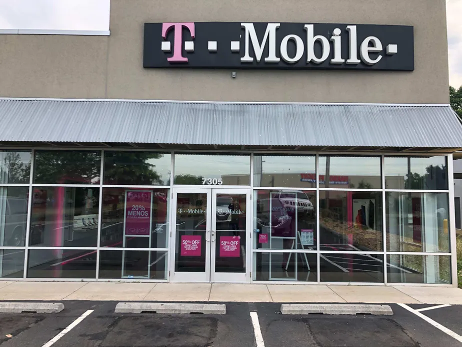 Foto del exterior de la tienda T-Mobile en Sudley Rd & Streamwalk Ln, Manassas, VA