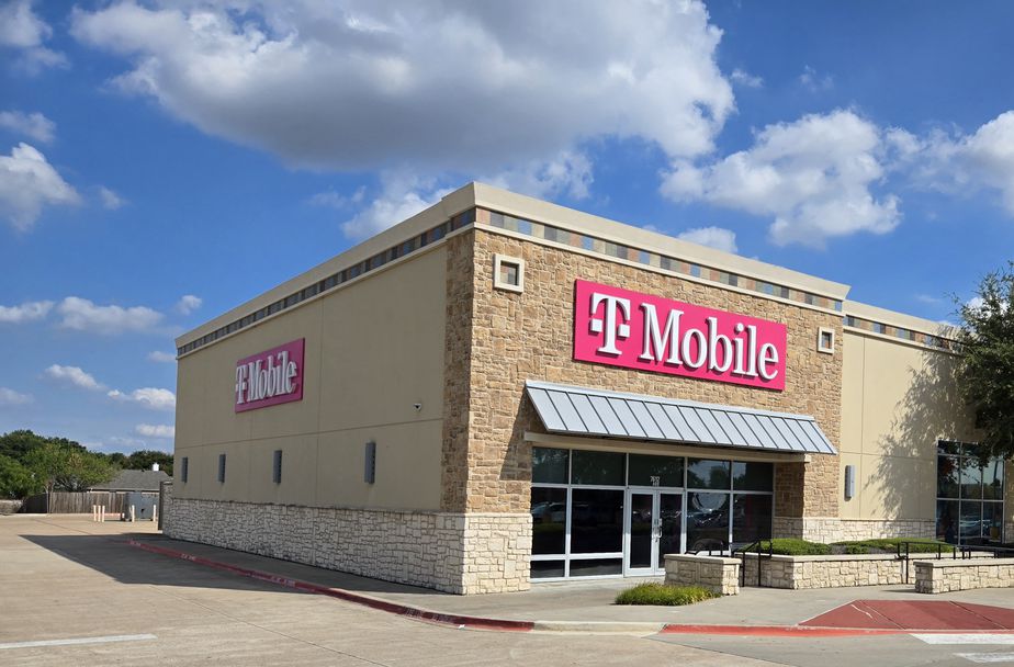 Exterior photo of T-Mobile Store at Denton Hwy & Kelly Lynn Ln, Watauga, TX