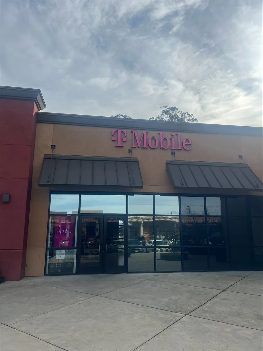 Foto del exterior de la tienda T-Mobile en Main St & Bernal Dr, Salinas, CA