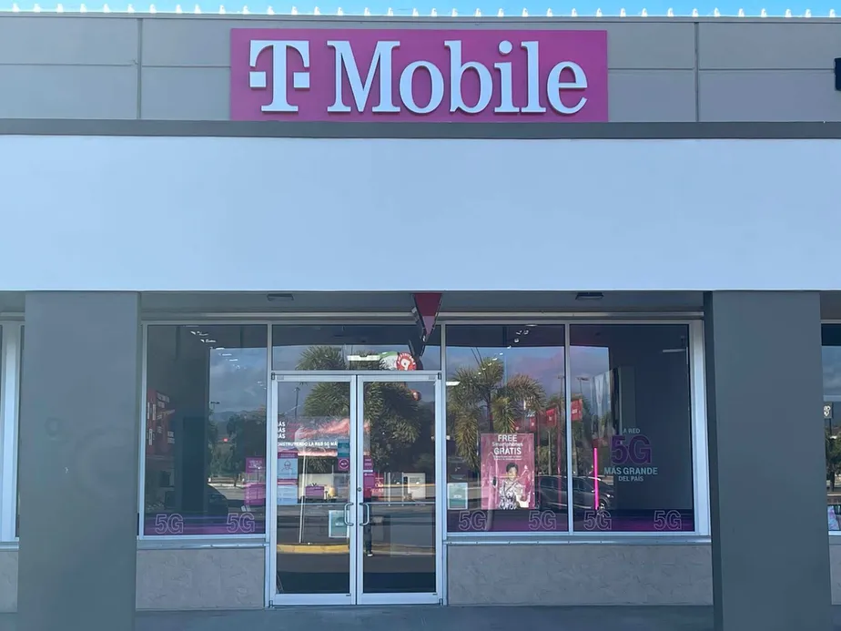 Exterior photo of T-Mobile store at Plaza Prados Del Sur, Santa Isabel, PR