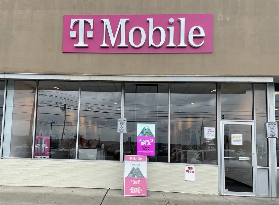 Exterior photo of T-Mobile Store at Route 211, Middletown, NY