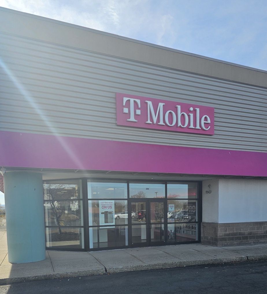 Exterior photo of T-Mobile Store at Berlin Turnpike, Newington, CT