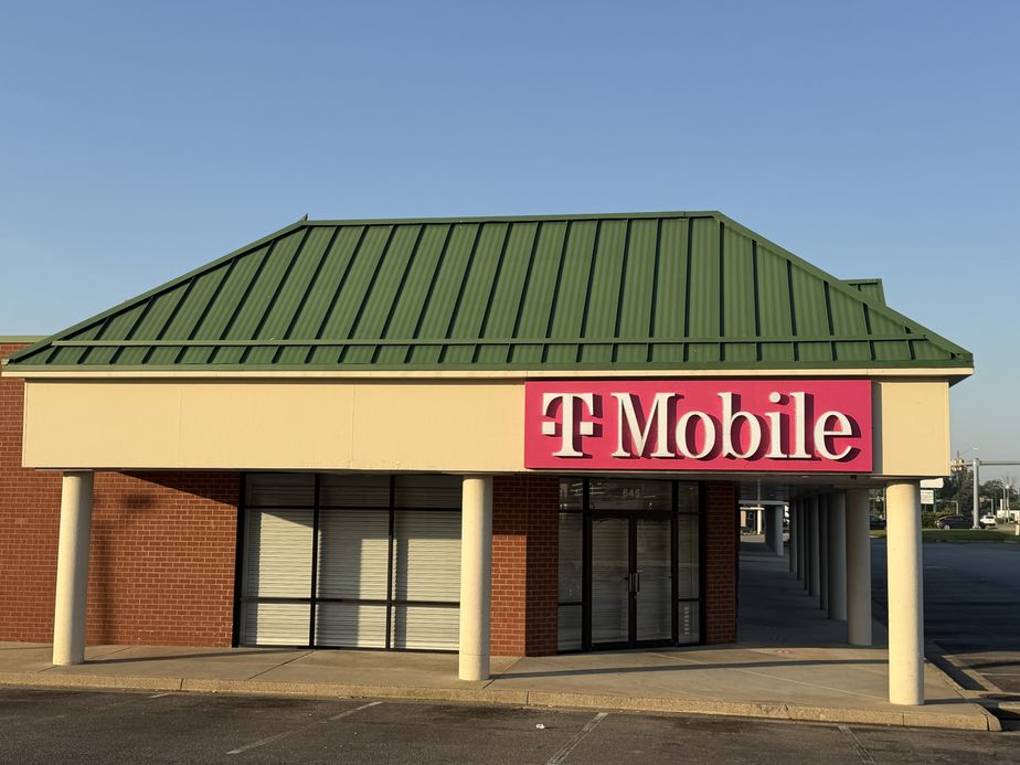  Exterior photo of T-Mobile Store at South Park Blvd & South Ave, Colonial Heights, VA 