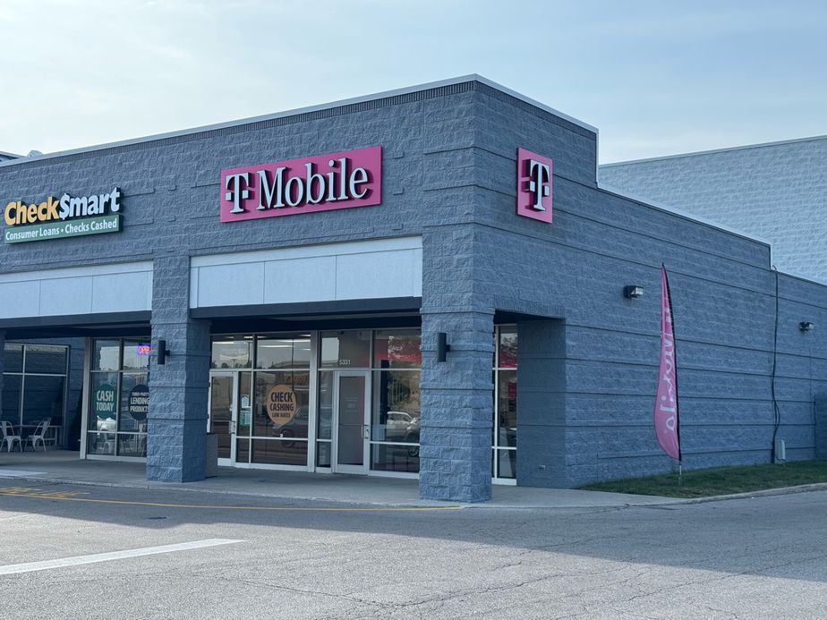 Exterior photo of T-Mobile Store at Westpointe Plaza, Columbus, OH