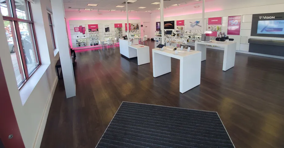 Foto del interior de la tienda T-Mobile en Lake & Chicago, Minneapolis, MN