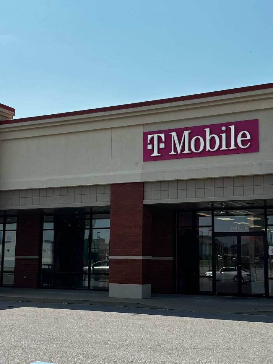 Exterior photo of T-Mobile Store at Siemers Dr & Campster Dr, Cape Girardeau, MO