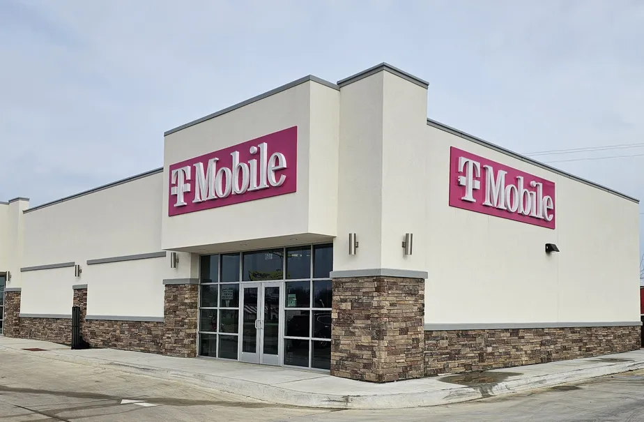  Exterior photo of T-Mobile Store at Main & Radio, Durant, OK 