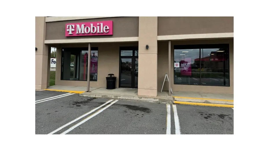  Exterior photo of T-Mobile Store at Nashua Daniel Webster Highway, Nashua, NH 