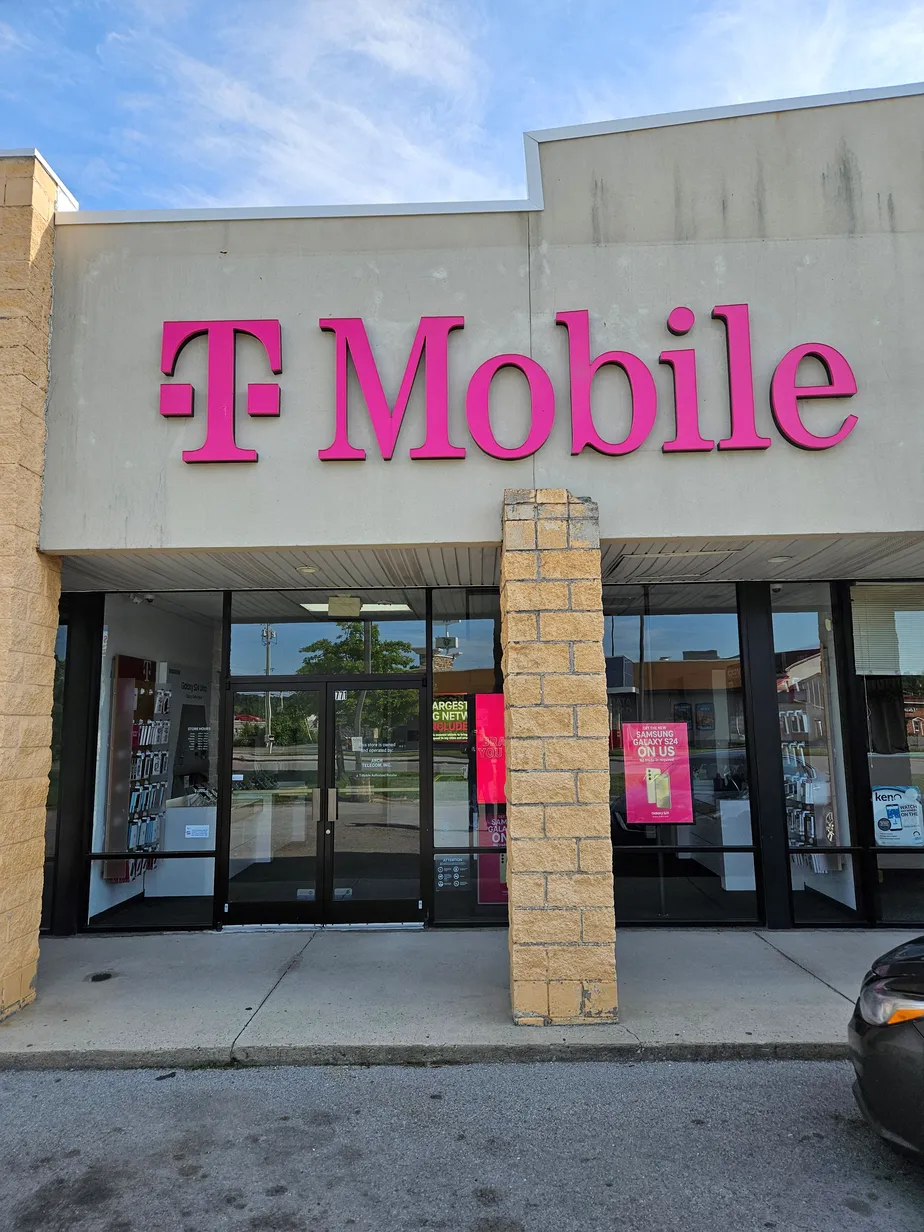  Exterior photo of T-Mobile Store at Valley Pointe Drive, Elkins, WV 