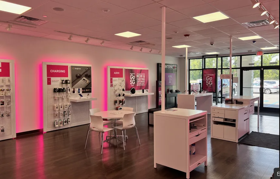 Interior photo of T-Mobile Store at US 90 & Coronador Dr, Luling, LA