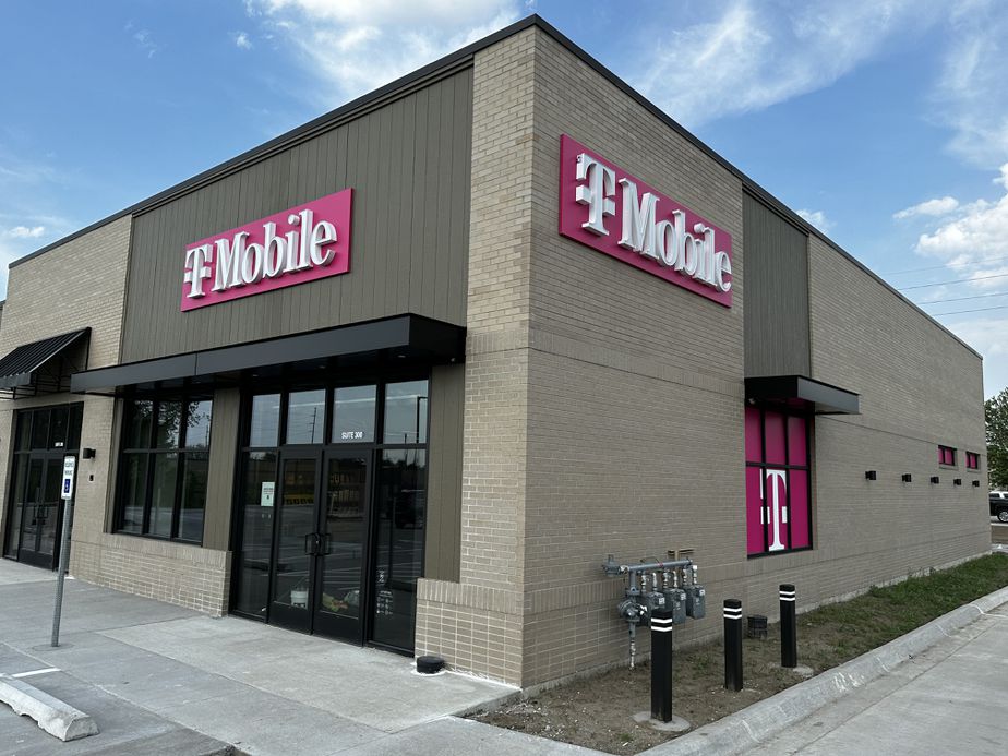 Exterior photo of T-Mobile Store at Edgewood Rd & Town Centre Way, Cedar Rapids, IA