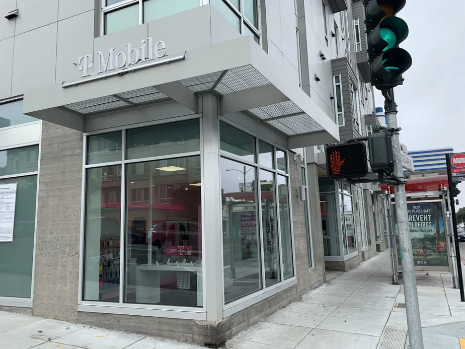Foto del exterior de la tienda T-Mobile en Geary St & Stanyan St, San Francisco, CA