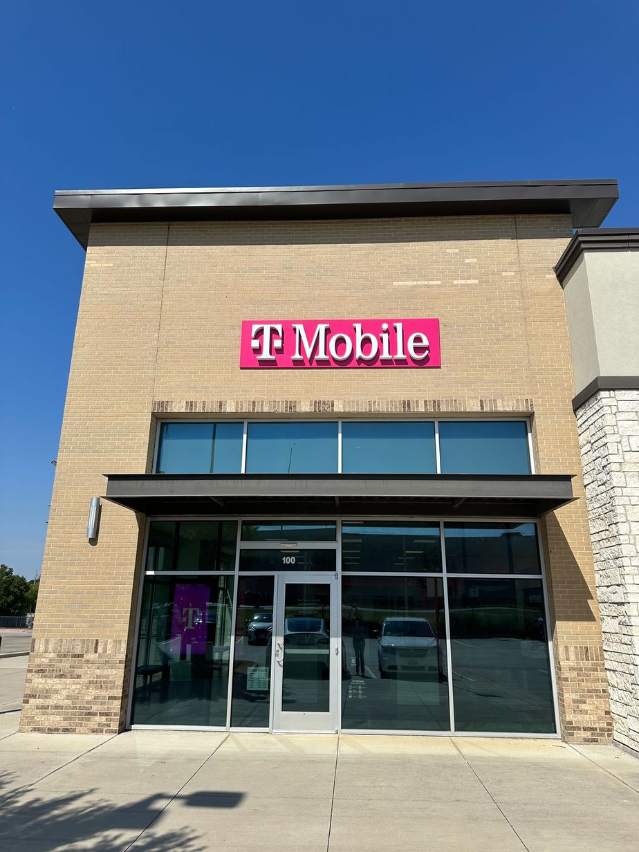 Exterior photo of T-Mobile Store at I-35 E & Swisher Rd, Corinth, TX