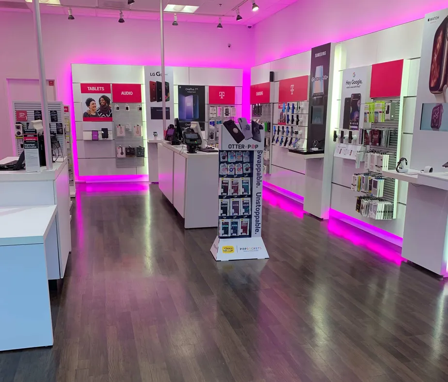 Foto del interior de la tienda T-Mobile en Solano Mall 4, Fairfield, CA