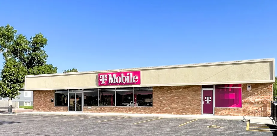  Exterior photo of T-Mobile Store at 41st & Elmwood, Sioux Falls, SD 
