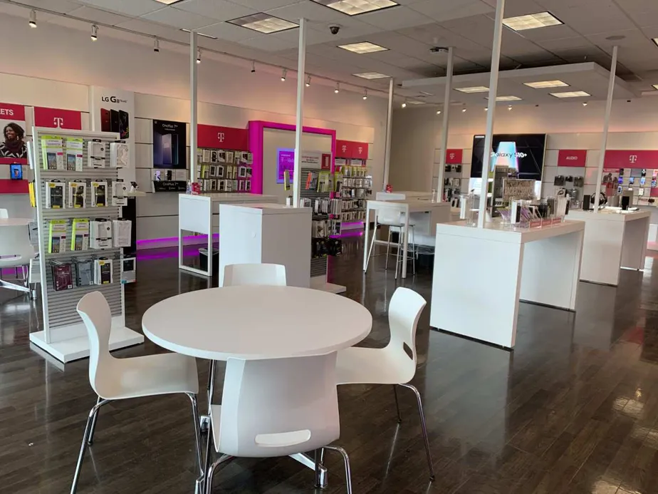 Foto del interior de la tienda T-Mobile en SE 272nd & SE 172nd, Covington, WA