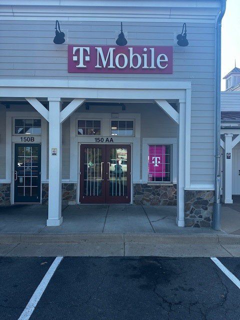 Exterior photo of T-Mobile Store at Purcellville Gateway, Purcellville, VA