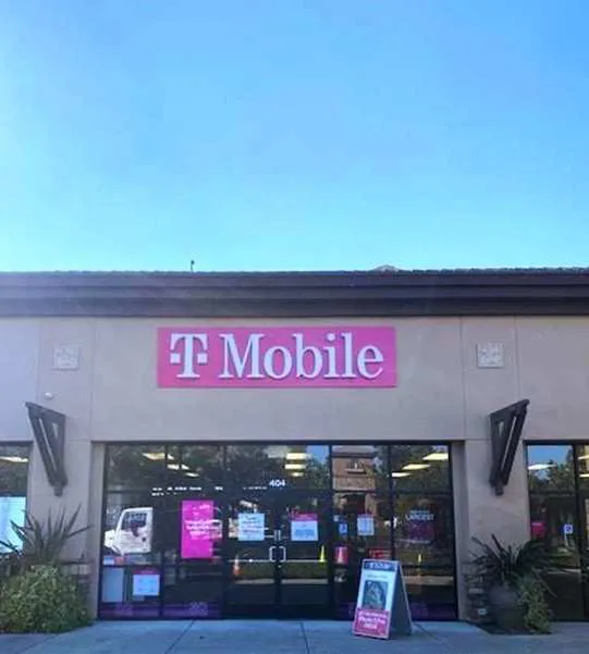 Foto del exterior de la tienda T-Mobile en Madison Ave & Hazel Ave, Fair Oaks, CA