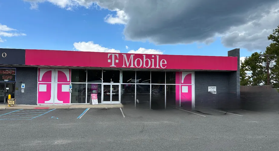T-Mobile US Hwy 22 & W Chestnut