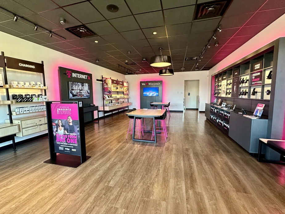 Foto del interior de la tienda T-Mobile en Mormon Coulee & Victory, La Crosse, WI