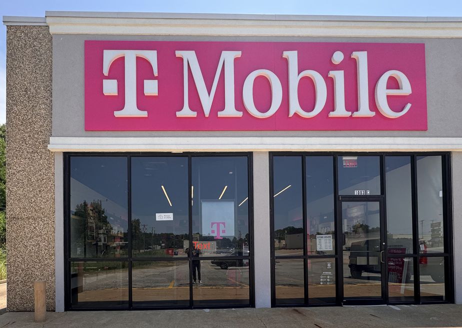 Exterior photo of T-Mobile Store at E Loop 304 & State Hwy 21 W, Crockett, TX