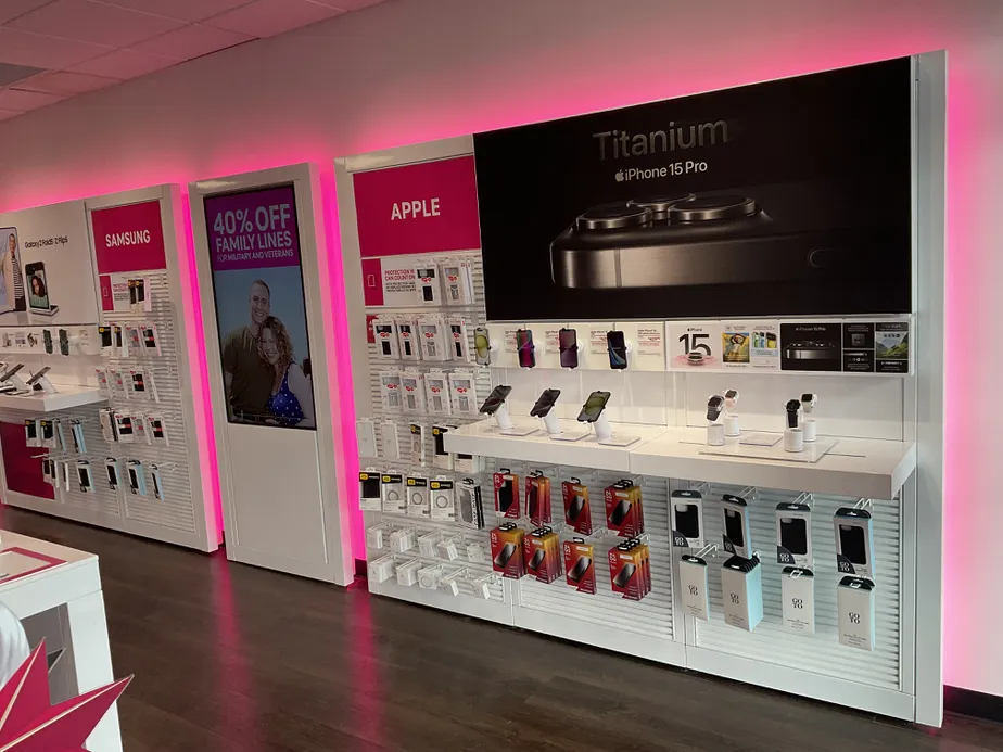 Foto del interior de la tienda T-Mobile en Retreat Village, St. Simons Island, GA