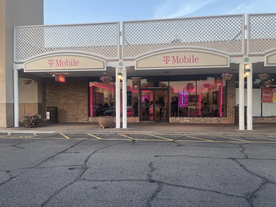  Exterior photo of T-Mobile Store at E Victory Dr & Skidaway Rd, Savannah, GA 