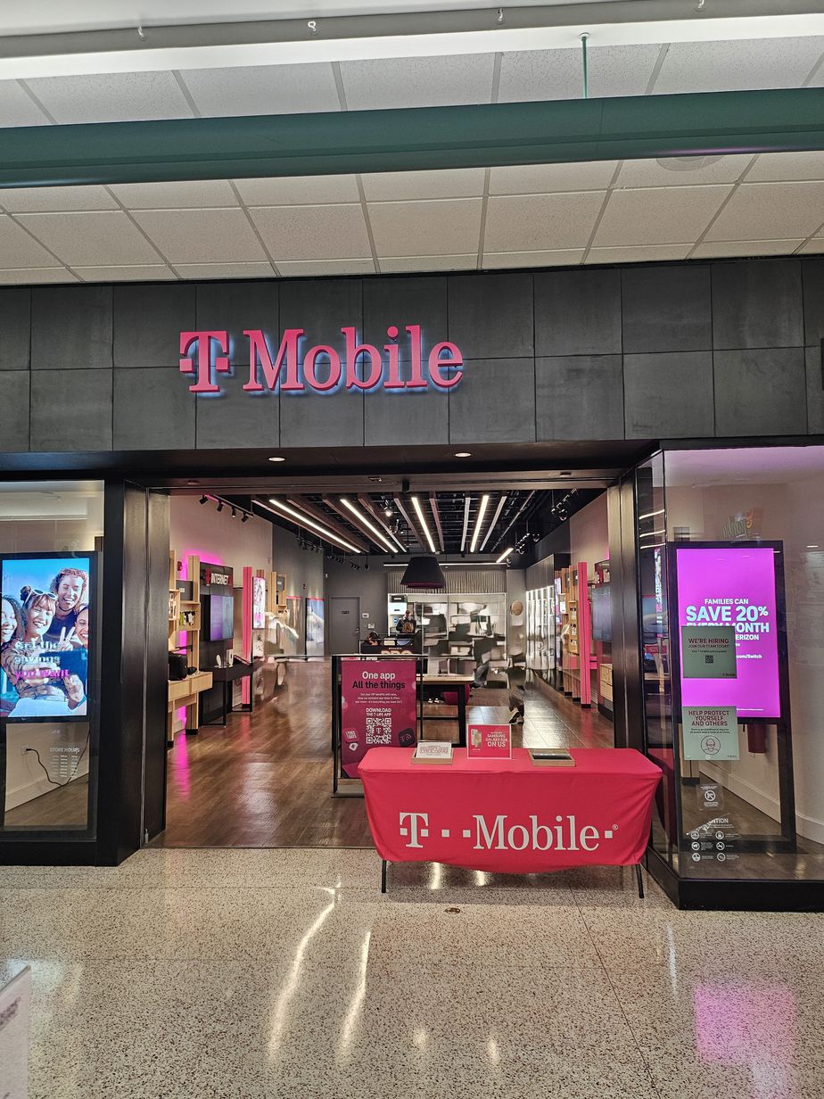 Exterior photo of T-Mobile Store at Harlem Irving Plaza, Norridge, IL