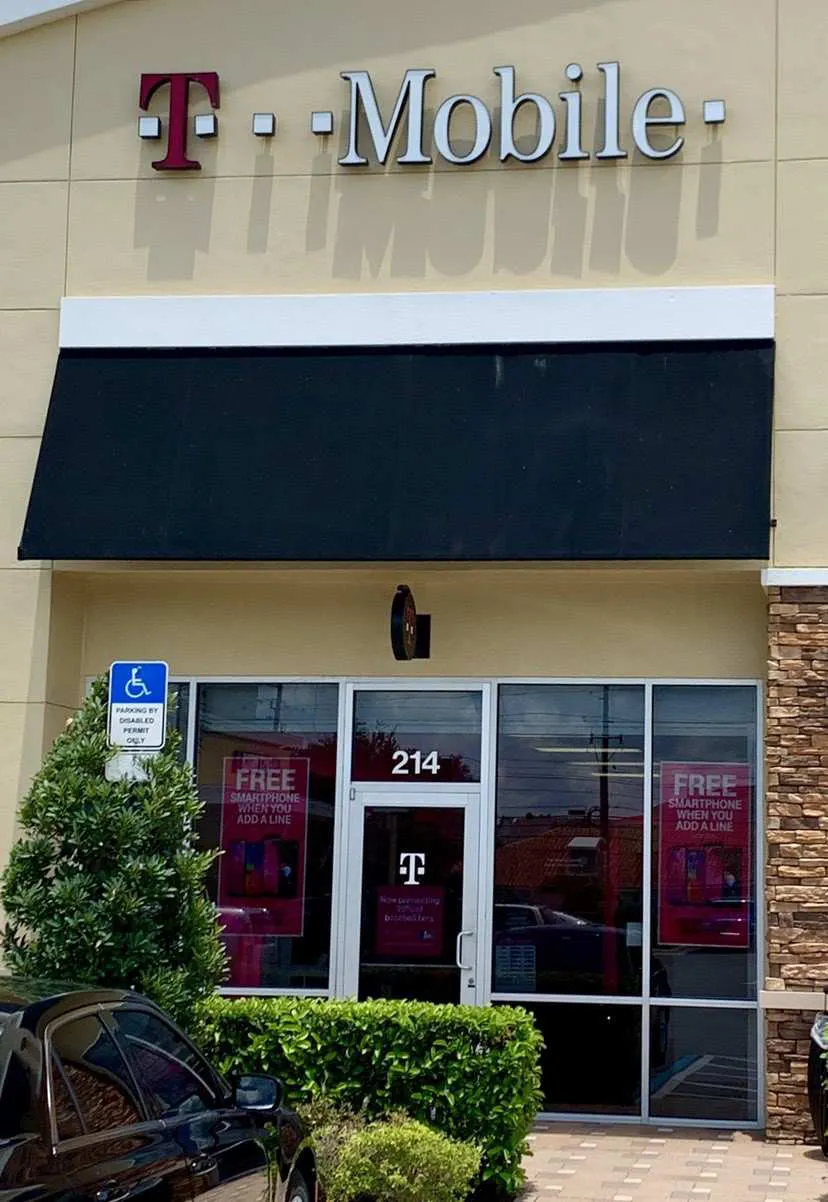 Exterior photo of T-Mobile store at Technological Ave & University Blvd, Orlando, FL