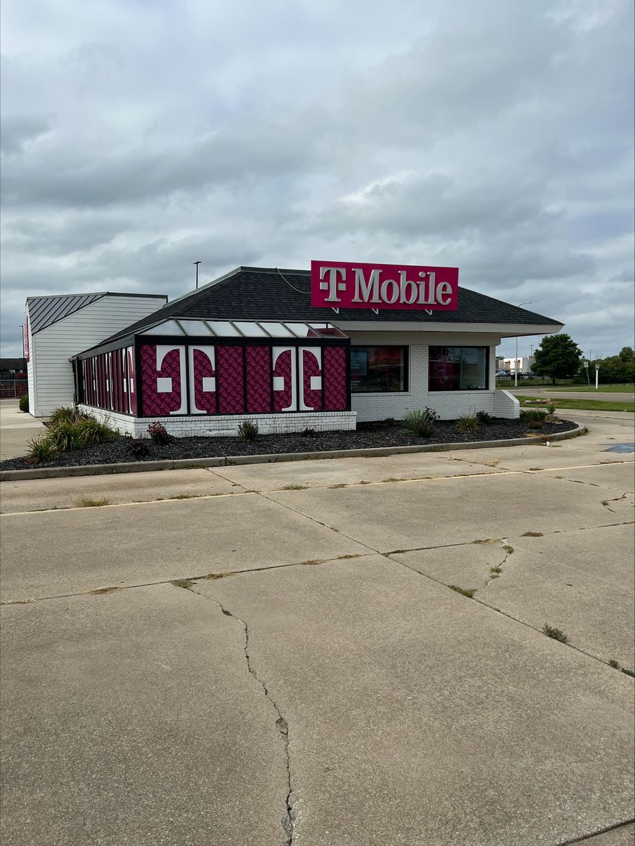 Exterior photo of T-Mobile Store at Woodlawn Rd & Malerich Dr, Lincoln, IL