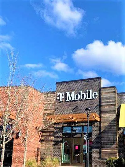 Foto del exterior de la tienda T-Mobile en Fordham Blvd & Ephesus Church Rd, Chapel Hill, NC