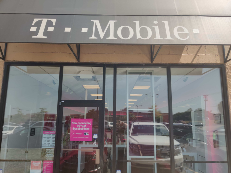 Exterior photo of T-Mobile store at Eastern Bypass & Lancaster Ave, Richmond, KY