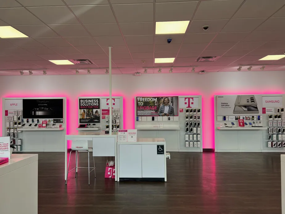  Interior photo of T-Mobile Store at Main & Camino Real, Cottonwood, AZ 