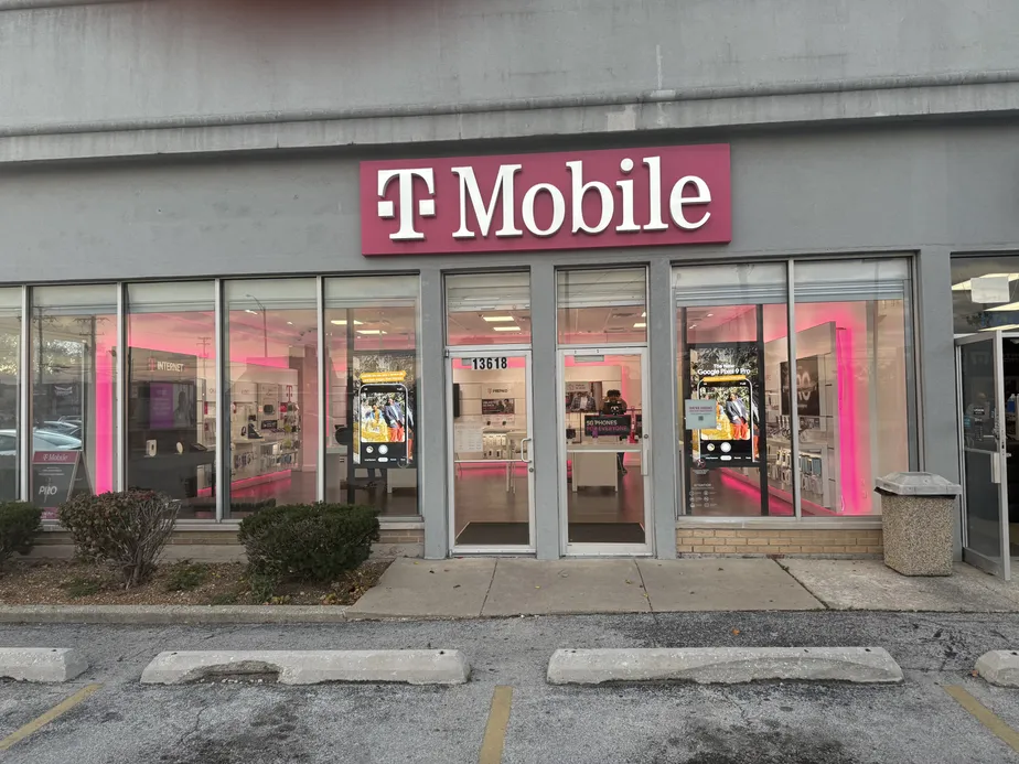  Exterior photo of T-Mobile Store at Cicero Ave & 136th St, Crestwood, IL 