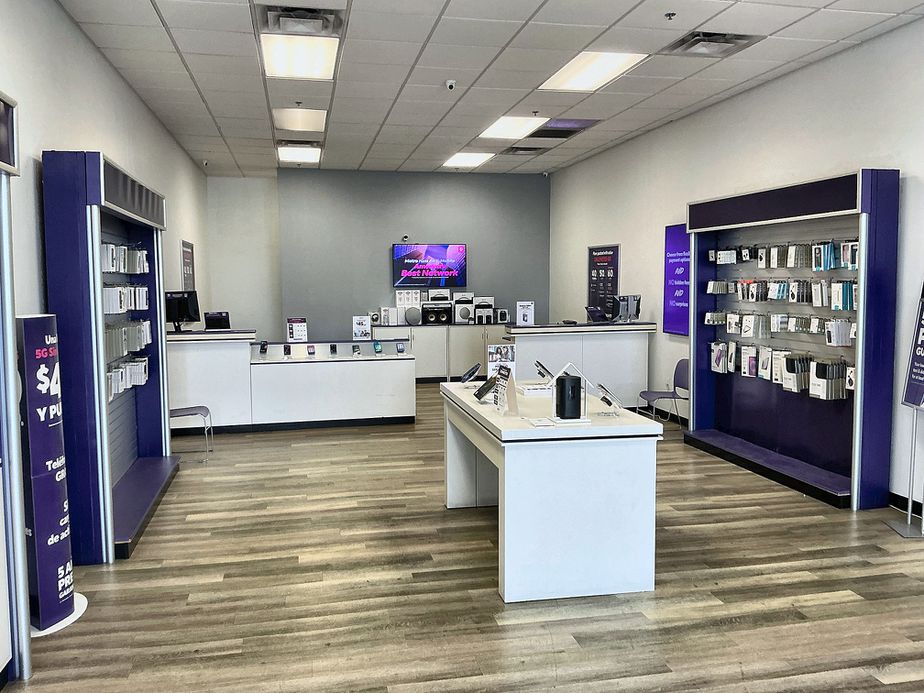 Metro by T-Mobile 606 E Main St - 606 E Main St 