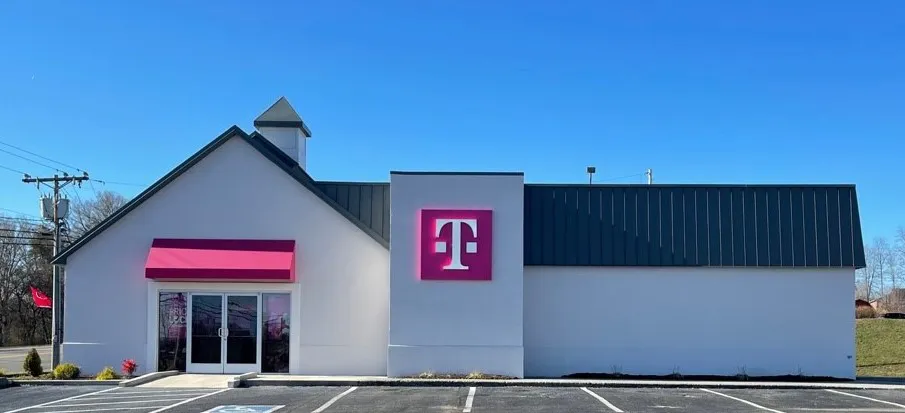 Foto del exterior de la tienda T-Mobile en S Broad St & Cumberland Gallery Rd, New Tazewell, TN