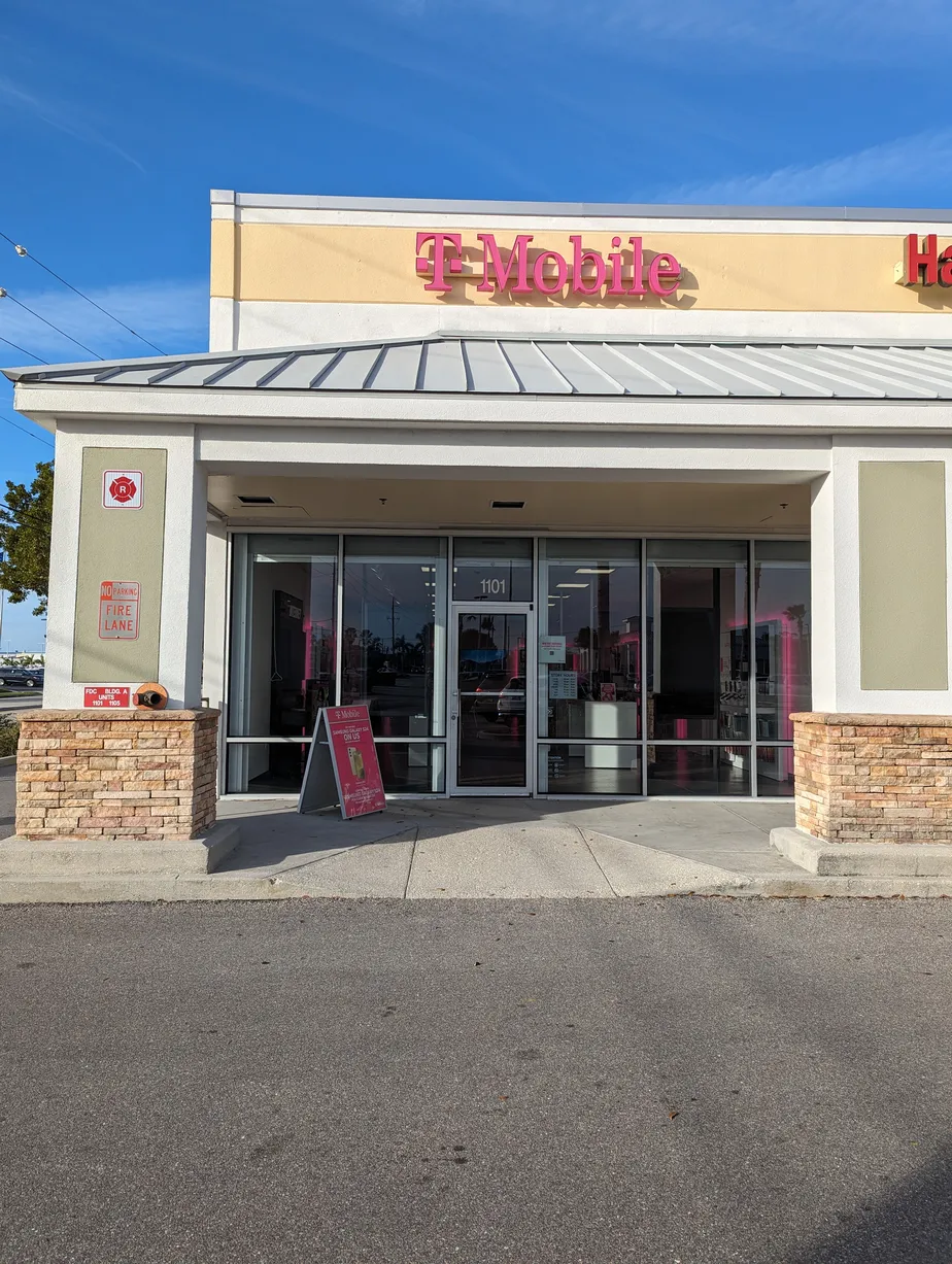  Exterior photo of T-Mobile Store at Tamiami Trl & FL 45, Punta Gorda, FL 