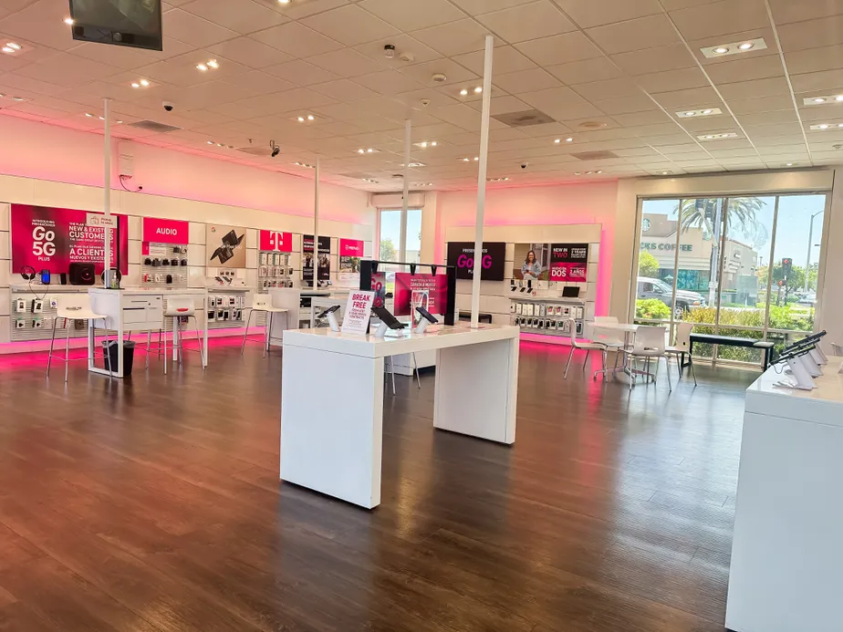 Foto del interior de la tienda T-Mobile en Rosecrans & Ocean Gate, Hawthorne, CA