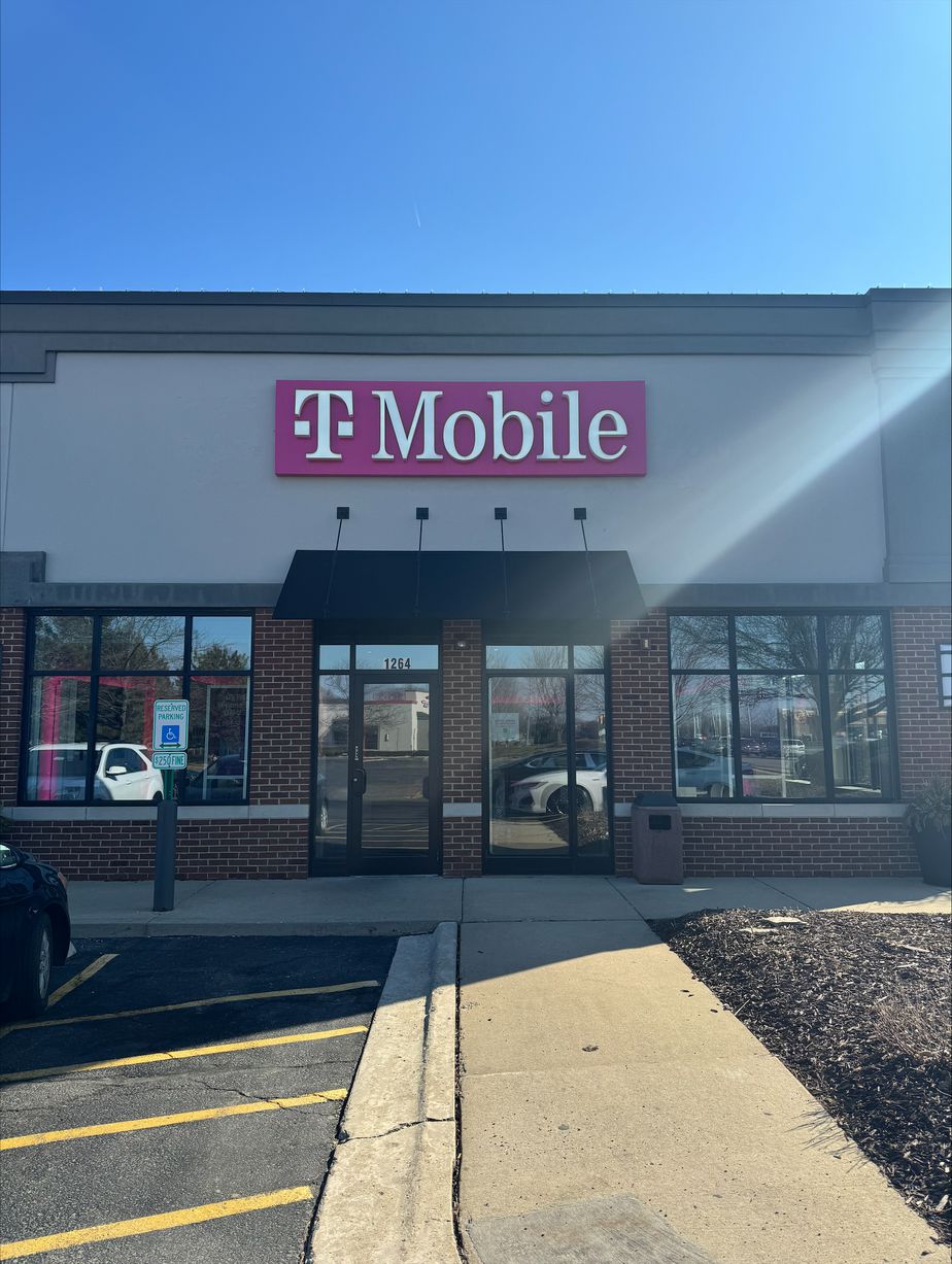 Exterior photo of T-Mobile Store at Boughton & Weber - Bolingbrook, Bolingbrook, IL