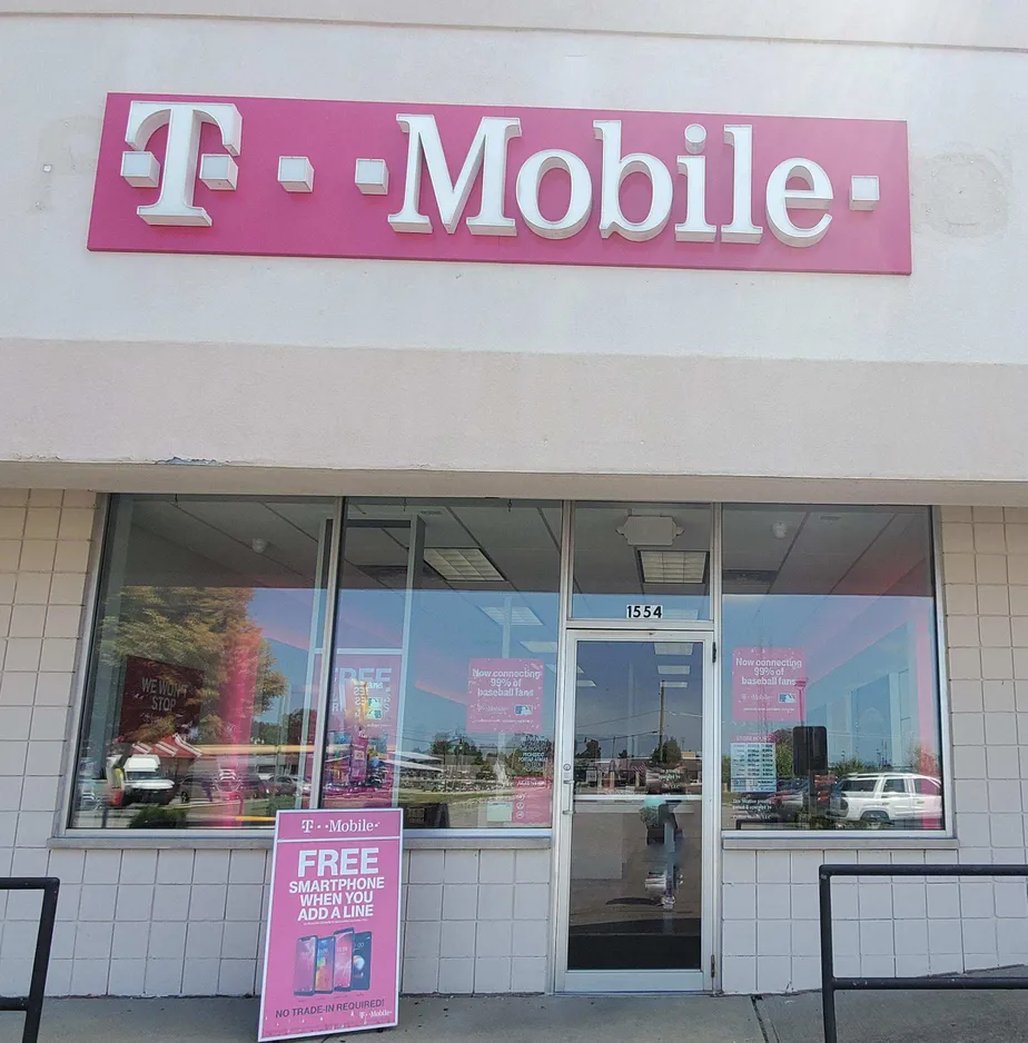 Exterior photo of T-Mobile store at N Main St & E 16th St, Rushville, IN