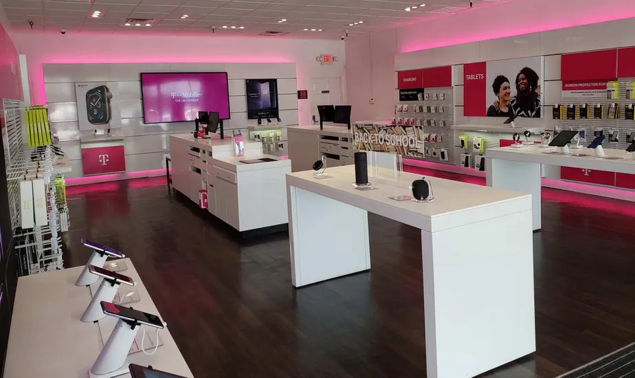 Foto del interior de la tienda T-Mobile en Dr Mlk Jr Blvd & Hwy 17, New Bern, NC