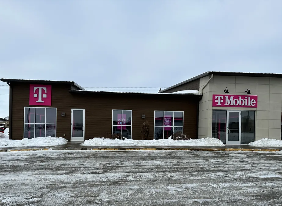 Foto del exterior de la tienda T-Mobile en US 71 & 34th, Spirit Lake, IA