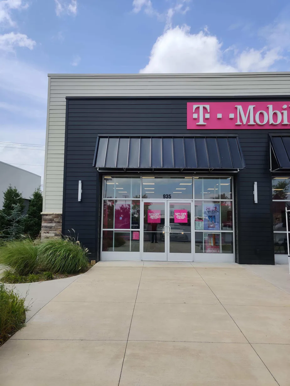 Exterior photo of T-Mobile store at E Oak St & Museum Rd, Conway, AR