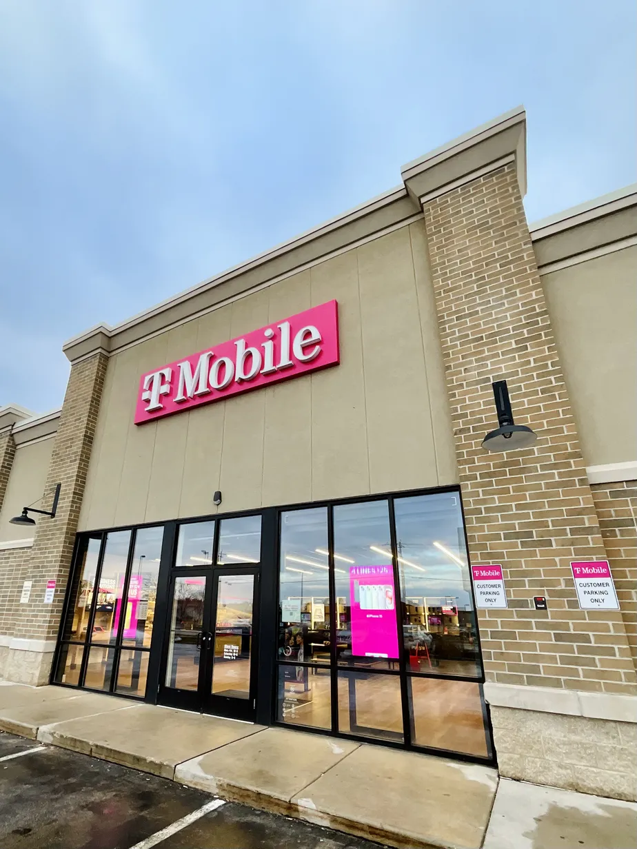  Exterior photo of T-Mobile Store at S Oneida St & Willard Dr, Green Bay, WI 