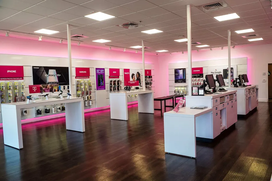 Foto del interior de la tienda T-Mobile en N Broadway & W Grant St, Santa Maria, CA