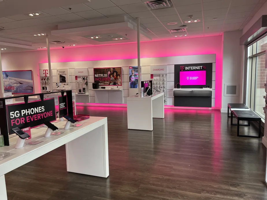  Interior photo of T-Mobile Store at Golf Rd & Basswood Dr, Schaumburg, IL 