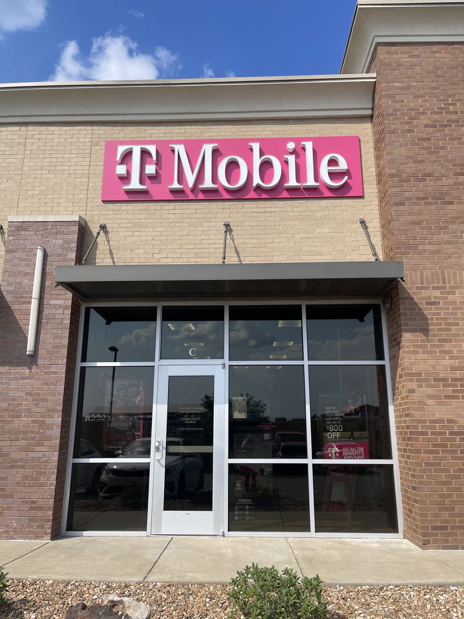 Exterior photo of T-Mobile Store at Bass Pro Pkwy & Interstate 30, Little Rock, AR