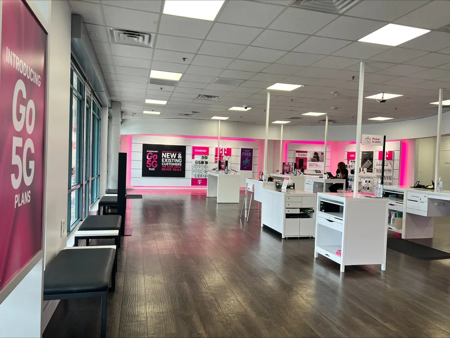 Foto del interior de la tienda T-Mobile en Peachtree Rd & Delmont Dr, Atlanta, GA